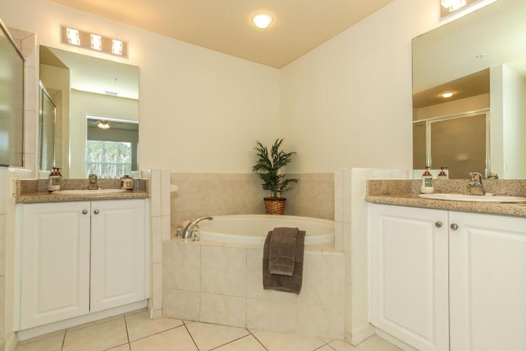 Free Golf! Stay, Play, Work From Luxury 2bdr Den 1st Floor In Lely Golf Apartamento